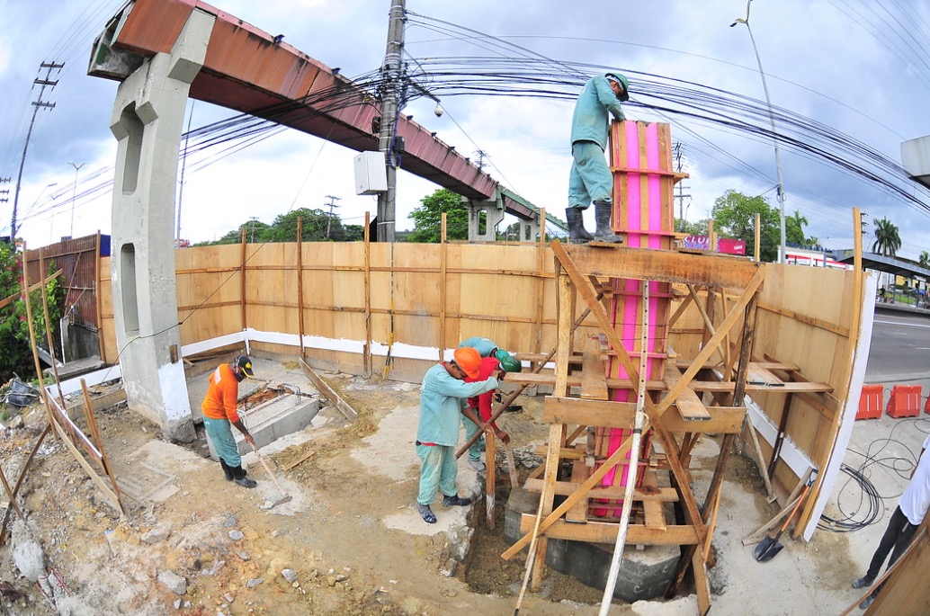 Prefeitura inicia recuperação estrutural de passarela na avenida Torquato Tapajós