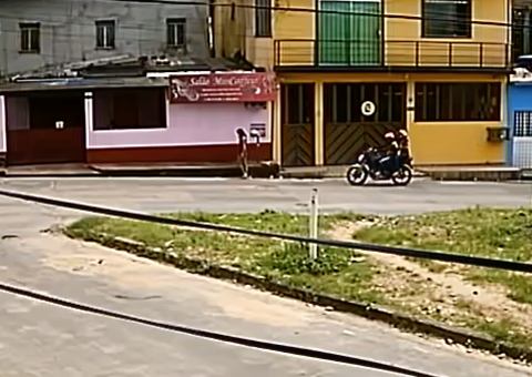 Vídeo mostra mulher morta a tiro sendo abordada por dupla em Manaus 
