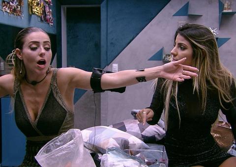 BBB19: Paula e Hariany se estranham durante festa e sister é empurrada 