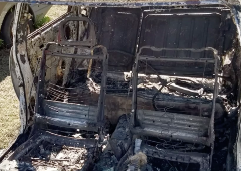 Homem coloca fogo em carro com ex-namorada grávida e criança após tentar reatar relacionamento 