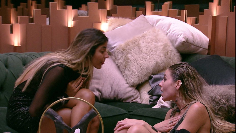 Internautas sobem #HarianyExpulsa após sister dar empurrão em Paula 