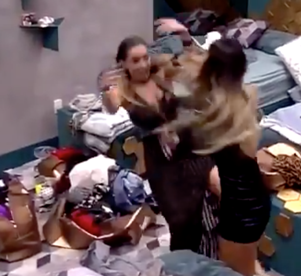 BBB19: Paula e Hariany se estranham durante festa e sister é empurrada 