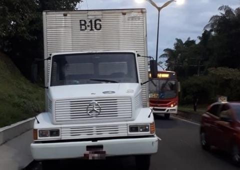 Caminhão em pane causa congestionamento quilométrico em avenidas de Manaus