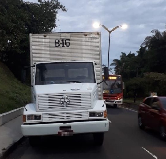 Caminhão em pane causa congestionamento quilométrico em avenidas de Manaus