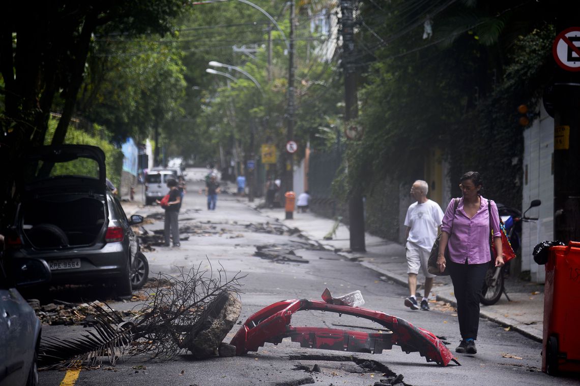 Prefeitura do Rio decreta estado de calamidade pública após chuva matar 10 pessoas