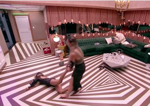 BBB19: Após expulsá-la do quarto, Paula arrasta Hariany pelo chão depois de ser empurrada 