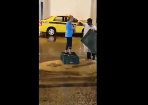 Vaquinha arrecada mais de R$ 50 mil para homem que ajudou idosa em rua alagada