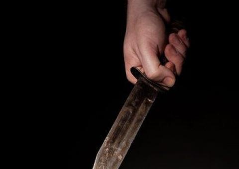 Endiabrado, casal ataca homem com facada no rosto em Manaus