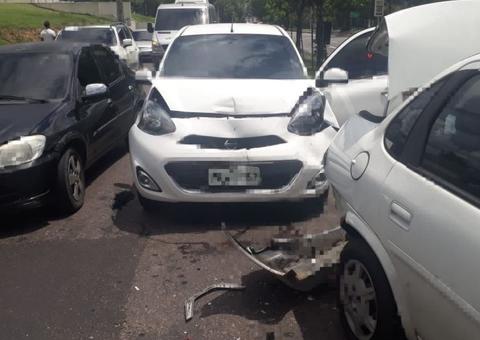 Colisão entre carros complica trânsito em avenida de Manaus