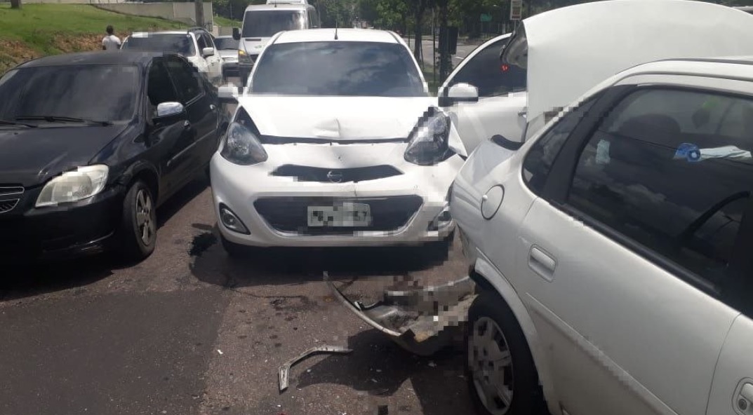 Colisão entre carros complica trânsito em avenida de Manaus