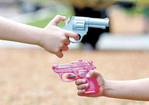 Campanha de desarmamento infantil promove troca de armas de brinquedo em Manaus