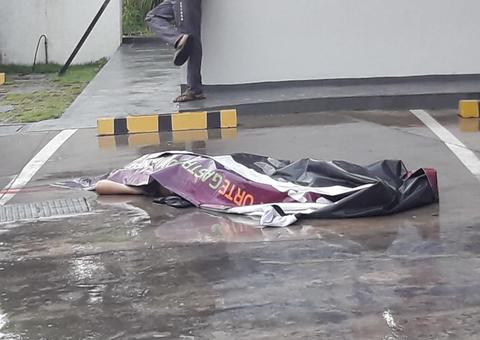 Homem é morto a tiros e companheiro fica ferido ao chegar em posto de gasolina em Manaus 