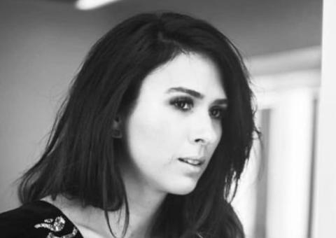  Tatá Werneck levanta camisa e exibe barriga de gravidez