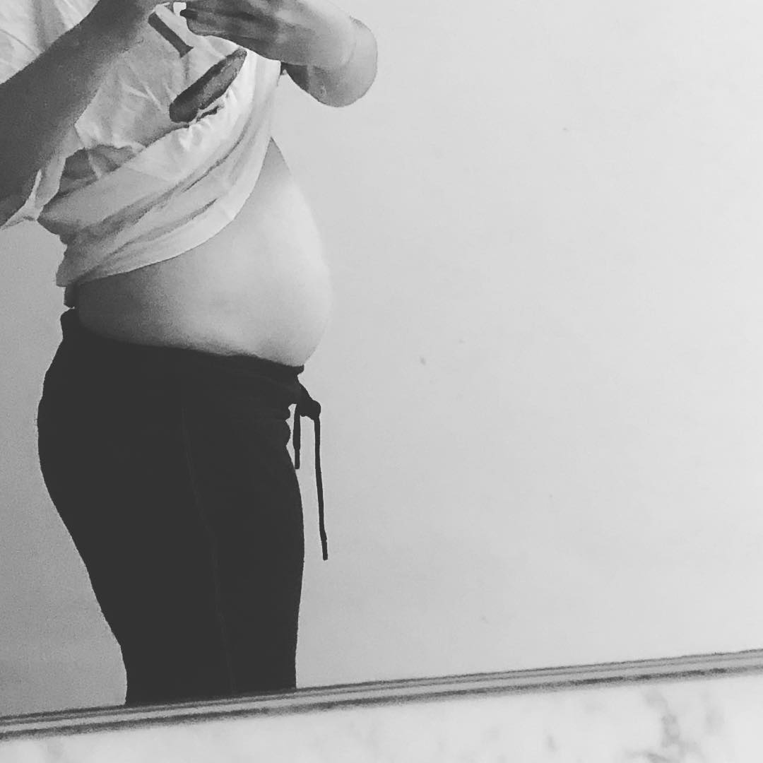  Tatá Werneck levanta camisa e exibe barriga de gravidez