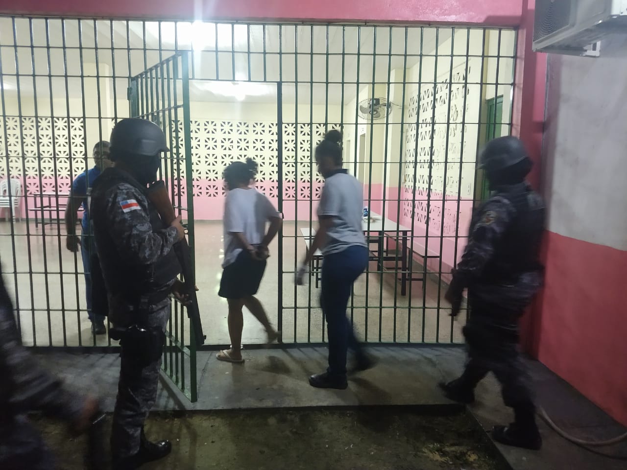 Em Manaus, detenta ameaça atacar colega de cela com escova de dente afiada em piso 