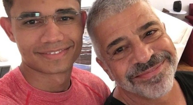 Lulu Santos comemora 1 ano com noivo Clebson Teixeira e se declara