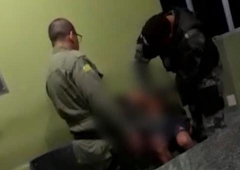 Policiais são filmados agredindo homem dentro de delegacia 