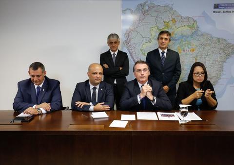 Bolsonaro anuncia decreto para caçadores e colecionadores de armas