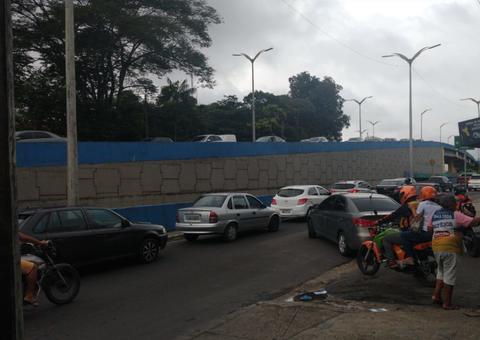 Carreta em pane mecânica paralisa trânsito em avenidas de Manaus