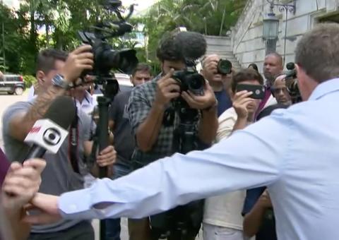 Irritado, Crivella empurra repórter da Globo: ‘fazem drama com coisas corriqueiras’