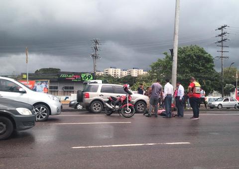 Acidente em pista molhada deixa mulher ferida em avenida de Manaus