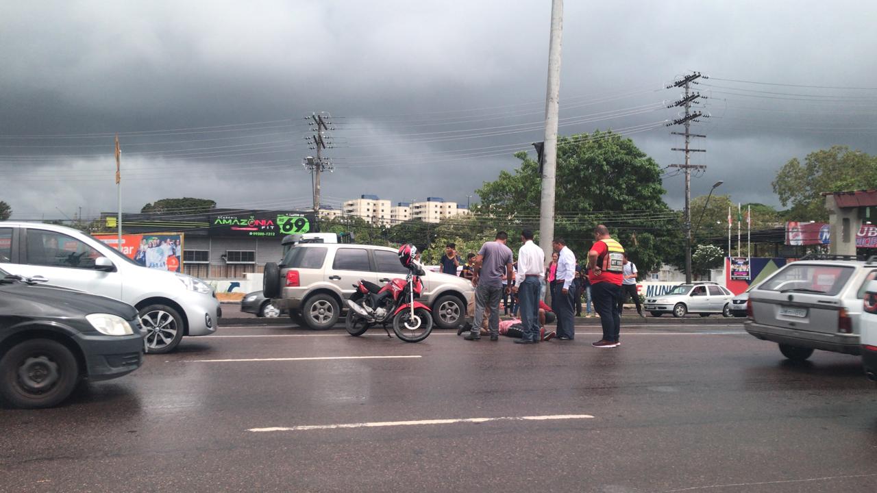 Acidente em pista molhada deixa mulher ferida em avenida de Manaus