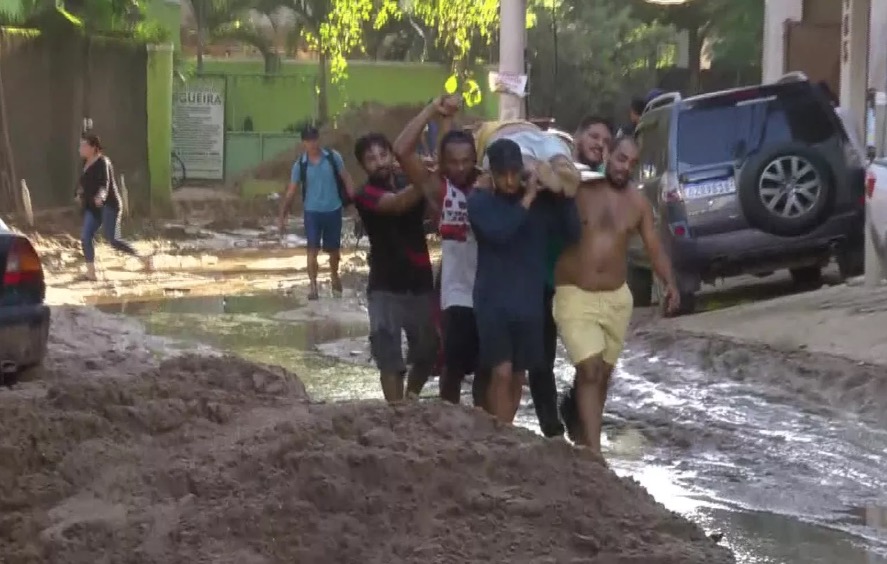 Desabamento de prédio deixa 2 mortos e 8 feridos no Rio de Janeiro