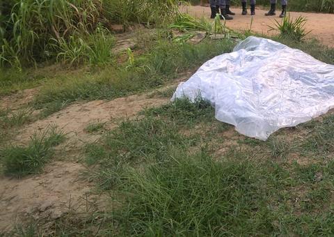 Corpo de mulher seminua é encontrado em quintal de casa em Manaus