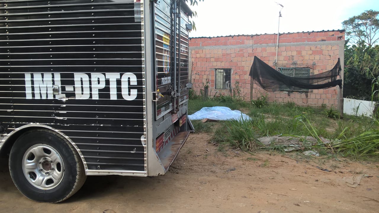 Corpo de mulher seminua é encontrado em quintal de casa em Manaus