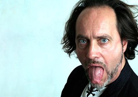 Comediante morre em show após fazer piada sobre sofrer derrame