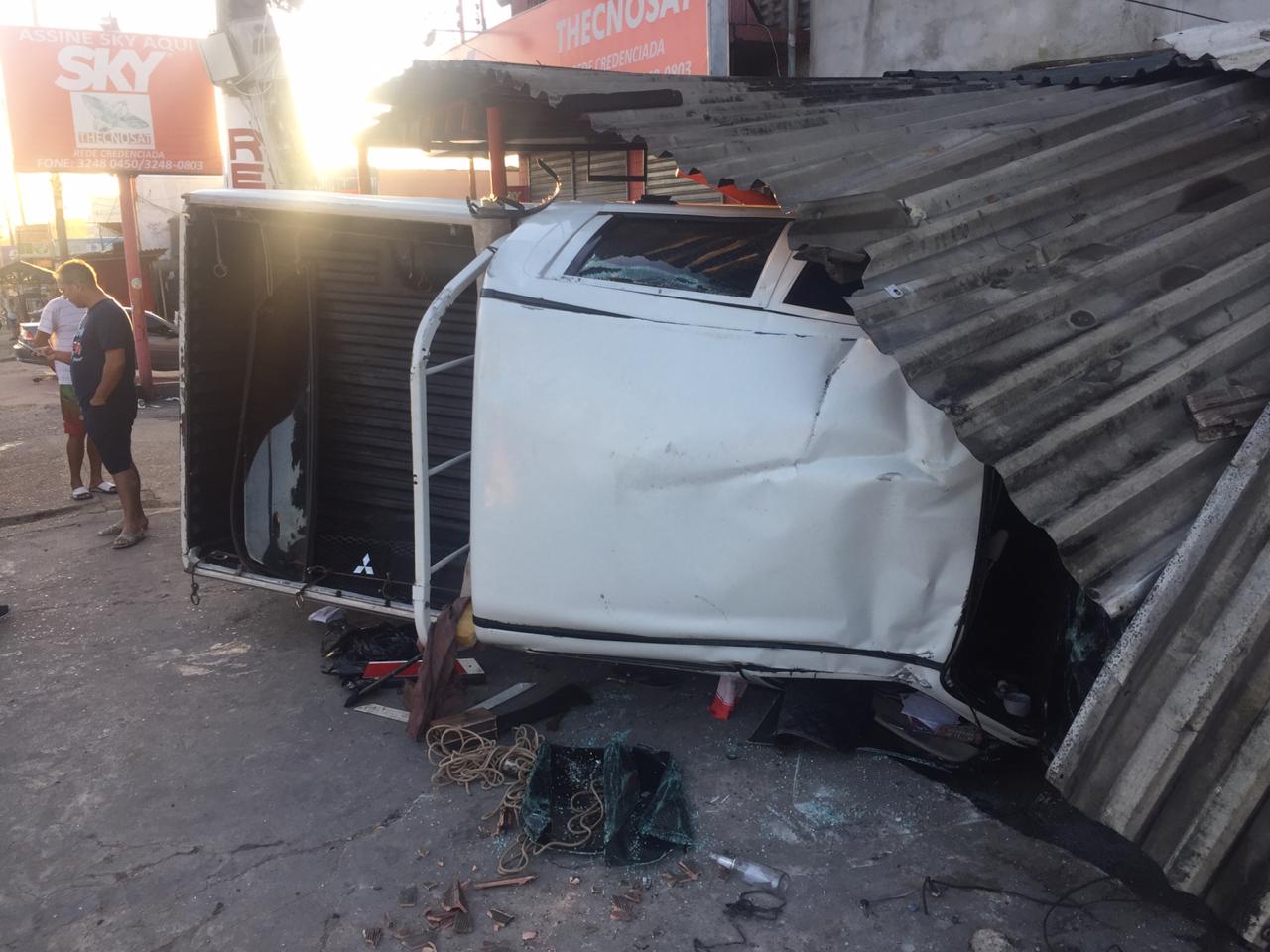 Bêbado, homem invade calçada e atropela duas pessoas em avenida de Manaus