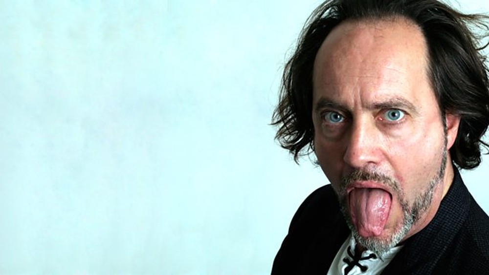 Comediante morre em show após fazer piada sobre sofrer derrame