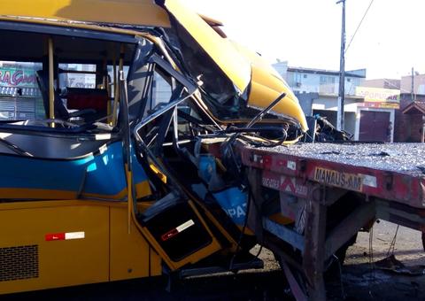 Acidente entre micro-ônibus e caminhão deixa motorista ferido em Manaus 