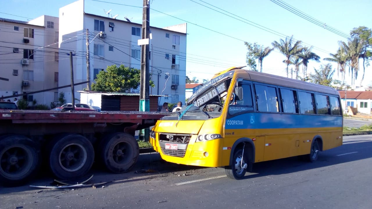 Acidente entre micro-ônibus e caminhão deixa motorista ferido em Manaus 