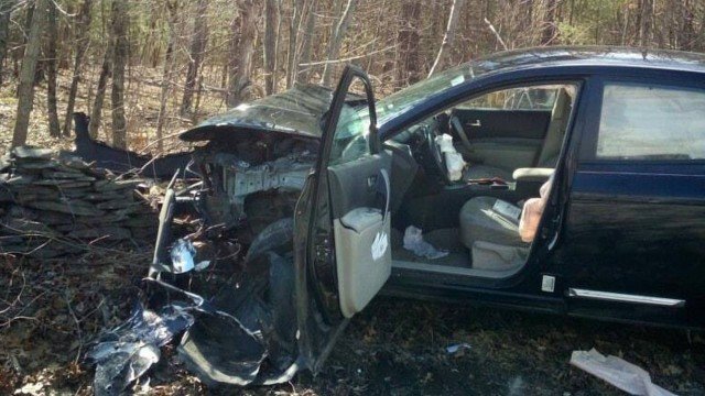 Mulher bate carro em árvore após se assustar com aranha