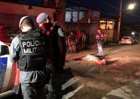 Com golpe no pescoço, vendedor de churrasco sangra até morrer em rua de Manaus