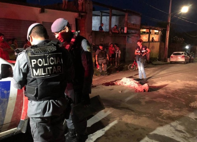 Com golpe no pescoço, vendedor de churrasco sangra até morrer em rua de Manaus