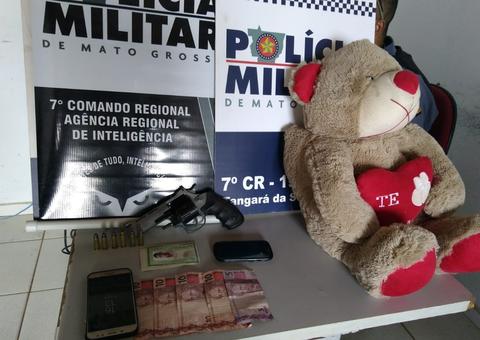 Homem é preso com arma escondida dentro de urso de pelúcia após assaltar mercado