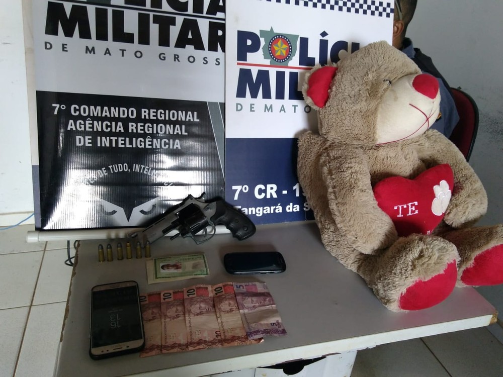 Homem é preso com arma escondida dentro de urso de pelúcia após assaltar mercado