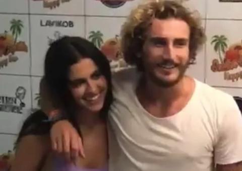 Alan e Hana se beijam e fazem tatuagem juntos em festa da final do BBB 19