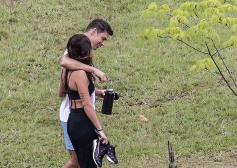 Cauã Reymond e Mariana Goldfarb são flagrados em sítio onde será o casamento