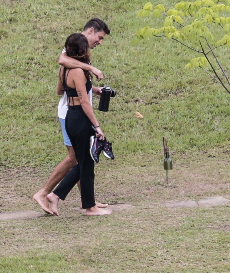 Cauã Reymond e Mariana Goldfarb são flagrados em sítio onde será o casamento