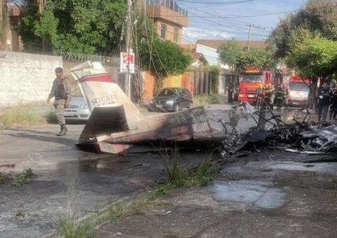 Aeronave cai em rua e mata uma pessoa