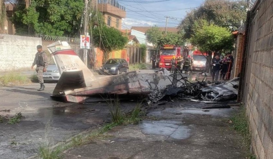 Aeronave cai em rua e mata uma pessoa