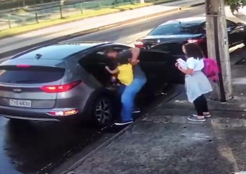 Ex-atacante Tuta é assaltado ao lado das duas filhas e tem carro roubado; veja o vídeo 