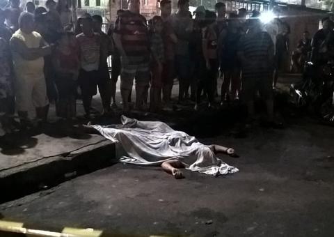 Em frente à esposa, homem é morto a tiros enquanto caminhava em Manaus