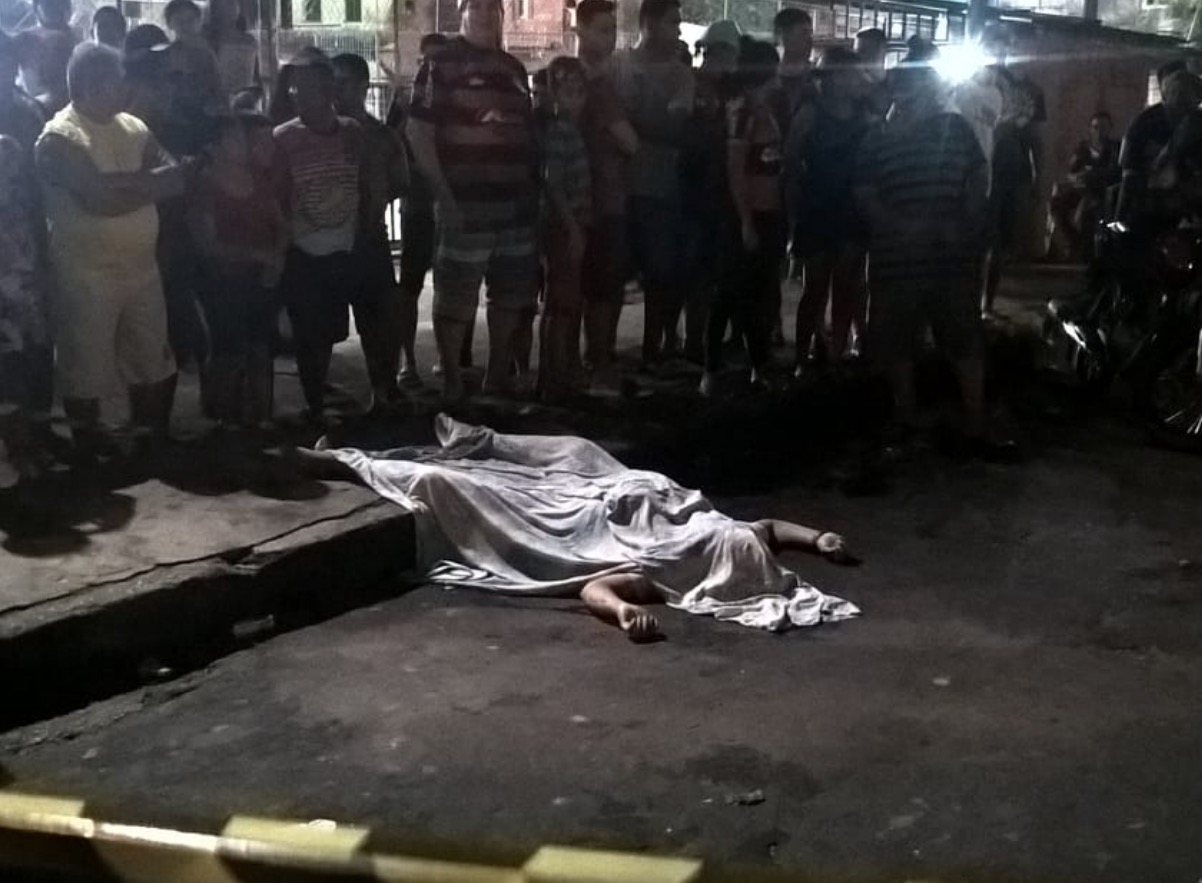 Em frente à esposa, homem é morto a tiros enquanto caminhava em Manaus