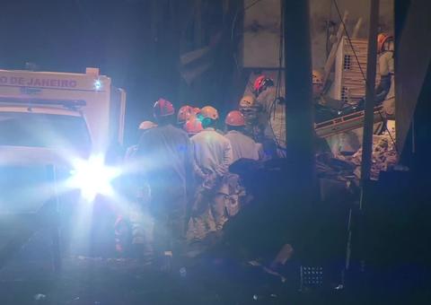 Corpos de mulher e menino são resgatados de destroços de prédio e somam 9 mortos