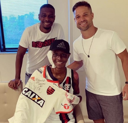 Atleta da base do Flamengo recebe alta dois meses após incêndio