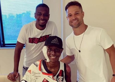 Atleta da base do Flamengo recebe alta dois meses após incêndio